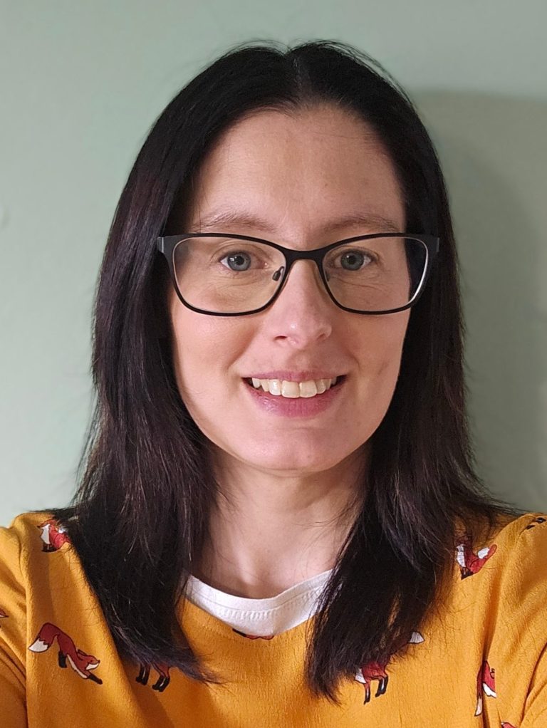 Description of Georgina Judd's appearance Georgina Judd Winchester Speech Therapist has mid length brown hair, green eyes, a big smile and is wearing a maroon coloured top.